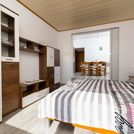 Apartament Fuer 6 Personen Ca 75 Qm In Njivice, Kvarner Bucht Krk Njivice